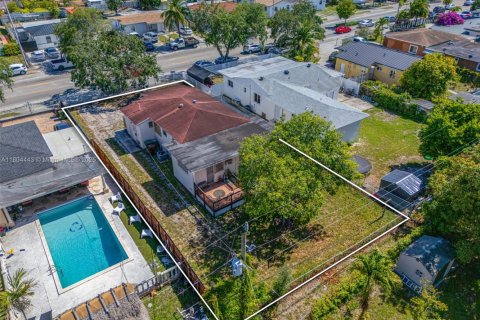 House in Hialeah, Florida 5 bedrooms, 143.26 sq.m. № 1739016 - photo 13