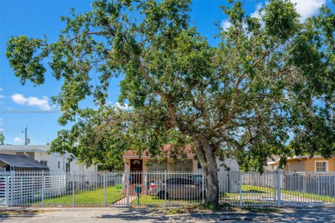 House in Hialeah, Florida 5 bedrooms, 143.26 sq.m. № 1739016 - photo 1