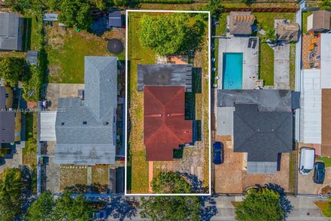 House in Hialeah, Florida 5 bedrooms, 143.26 sq.m. № 1739016 - photo 14