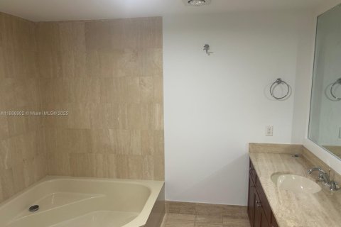 Copropriété à louer à Bal Harbour, Floride: 2 chambres, 187.48 m2 № 1954971 - photo 12