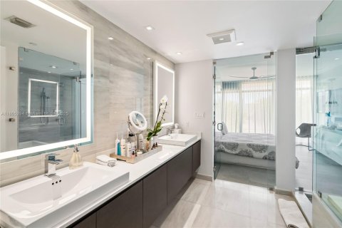 Condo in Miami Beach, Florida, 2 bedrooms  № 1739015 - photo 28