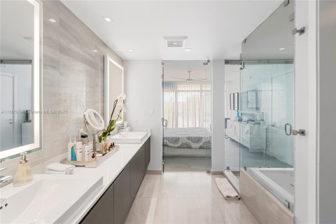 Condo in Miami Beach, Florida, 2 bedrooms  № 1739015 - photo 26