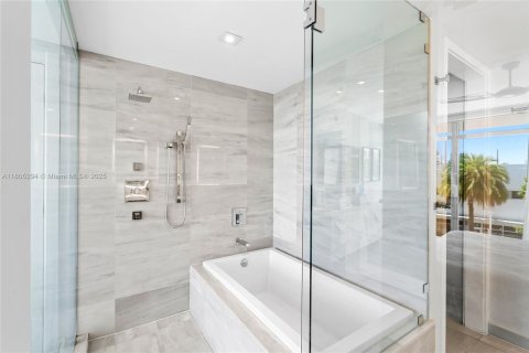 Condo in Miami Beach, Florida, 2 bedrooms  № 1739015 - photo 25