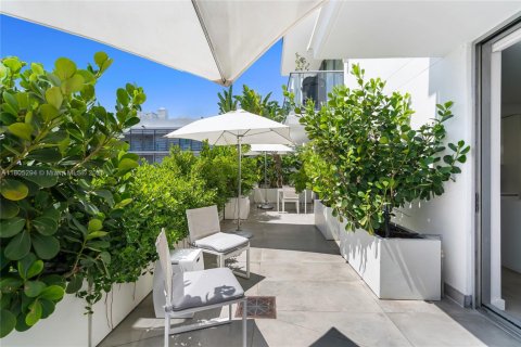 Condo in Miami Beach, Florida, 2 bedrooms  № 1739015 - photo 1