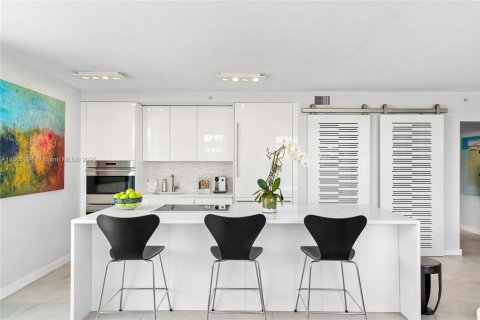 Condo in Miami Beach, Florida, 2 bedrooms  № 1739015 - photo 13