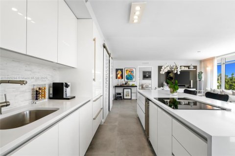 Condo in Miami Beach, Florida, 2 bedrooms  № 1739015 - photo 16