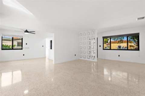 Casa en venta en Miami Springs, Florida, 3 dormitorios, 162.76 m2 № 1974601 - foto 5