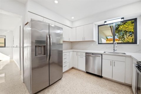 Casa en venta en Miami Springs, Florida, 3 dormitorios, 162.76 m2 № 1974601 - foto 9