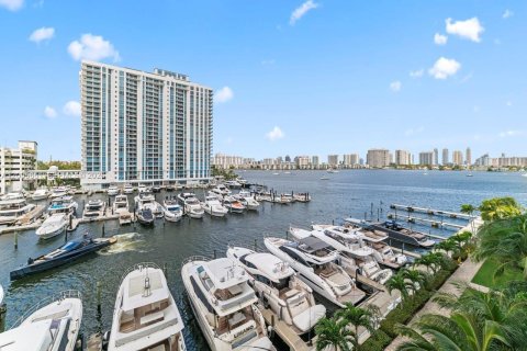 Condo in North Miami Beach, Florida, 2 bedrooms  № 2253697 - photo 13