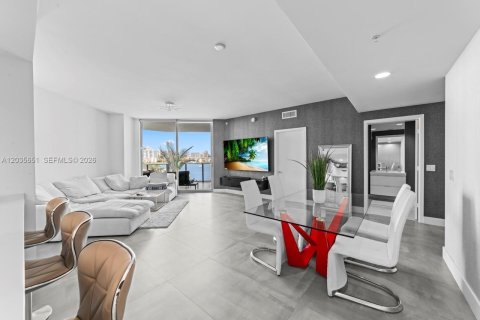 Condo in North Miami Beach, Florida, 2 bedrooms  № 2253697 - photo 10