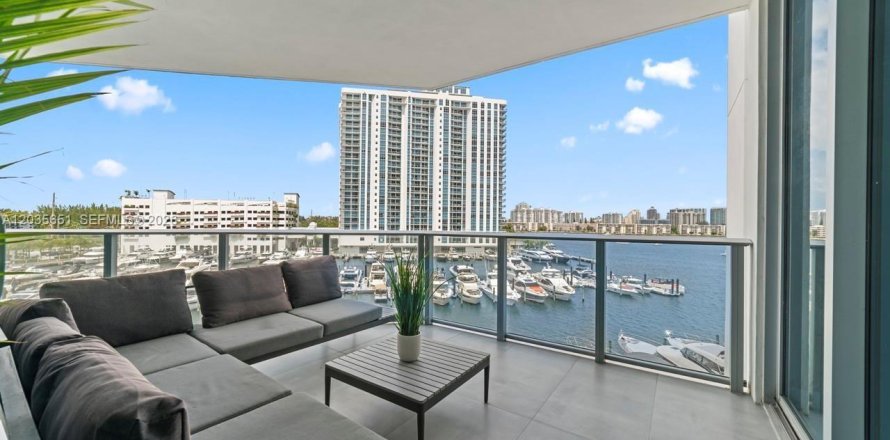 Condo in North Miami Beach, Florida, 2 bedrooms  № 2253697