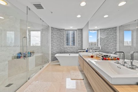 Condo in North Miami Beach, Florida, 2 bedrooms  № 2253697 - photo 20