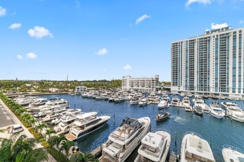 Condo in North Miami Beach, Florida, 2 bedrooms  № 2253697 - photo 14