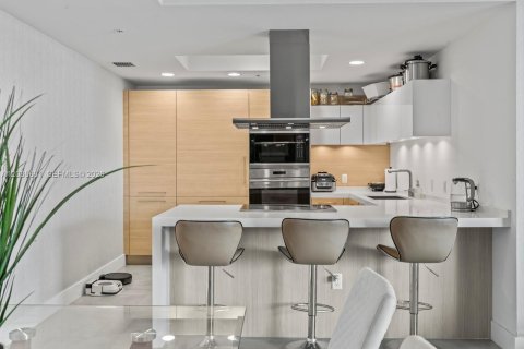 Condo in North Miami Beach, Florida, 2 bedrooms  № 2253697 - photo 7