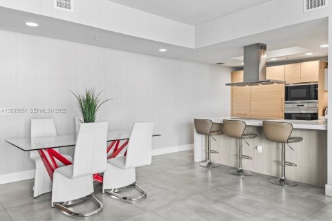 Condo in North Miami Beach, Florida, 2 bedrooms  № 2253697 - photo 6