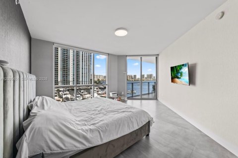 Condo in North Miami Beach, Florida, 2 bedrooms  № 2253697 - photo 19