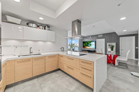 Condo in North Miami Beach, Florida, 2 bedrooms  № 2253697 - photo 5