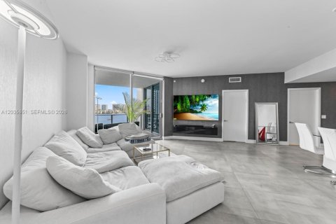 Condo in North Miami Beach, Florida, 2 bedrooms  № 2253697 - photo 9