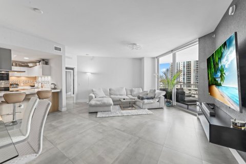 Condo in North Miami Beach, Florida, 2 bedrooms  № 2253697 - photo 11