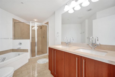 Condo in Miami, Florida, 2 bedrooms  № 2051488 - photo 22