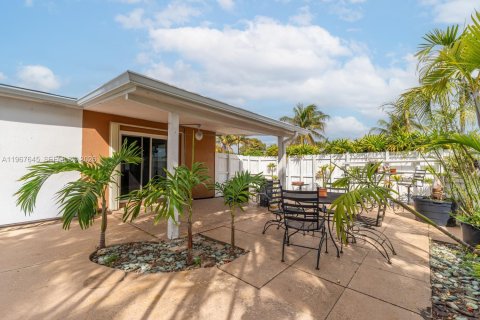 Casa en venta en Miami, Florida, 3 dormitorios, 125.23 m2 № 2029392 - foto 14