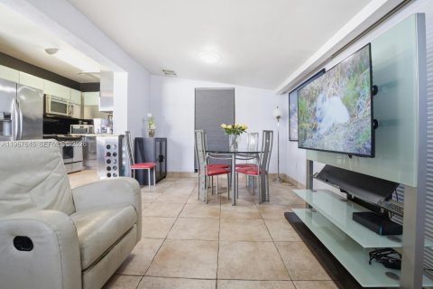 Casa en venta en Miami, Florida, 3 dormitorios, 125.23 m2 № 2029392 - foto 7