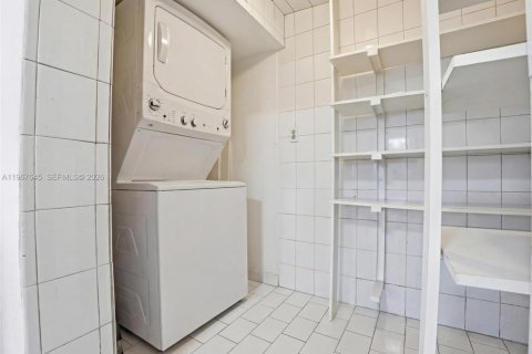 Casa en venta en Miami, Florida, 3 dormitorios, 125.23 m2 № 2029392 - foto 10