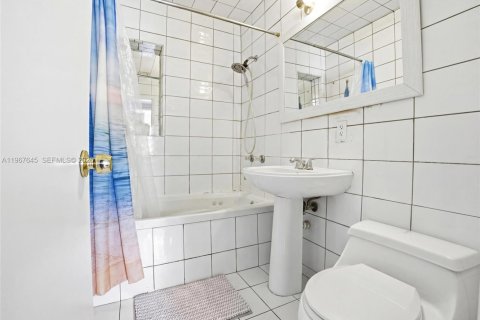 Casa en venta en Miami, Florida, 3 dormitorios, 125.23 m2 № 2029392 - foto 11