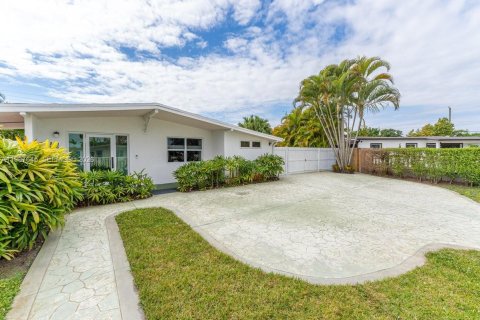 Casa en venta en Miami, Florida, 3 dormitorios, 125.23 m2 № 2029392 - foto 2