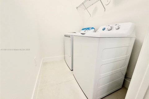 Touwnhouse à louer à Miami, Floride: 4 chambres, 177.63 m2 № 1953307 - photo 13