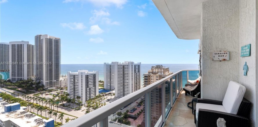 Condominio en Hallandale Beach, Florida, 2 dormitorios  № 1872038