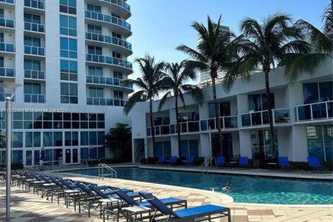 Condominio en venta en Hallandale Beach, Florida, 2 dormitorios, 121.33 m2 № 1872038 - foto 20