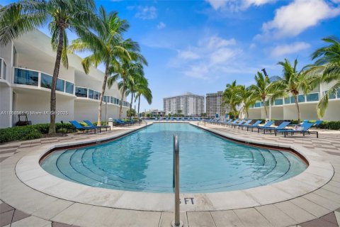 Condominio en venta en Hallandale Beach, Florida, 2 dormitorios, 121.33 m2 № 1872038 - foto 19