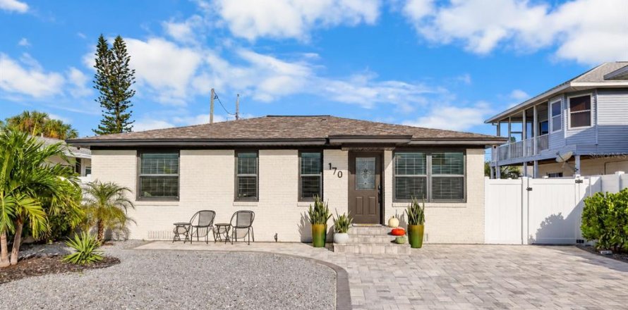 Villa ou maison à Madeira Beach, Floride 3 chambres, 93.65 m2 № 2400253