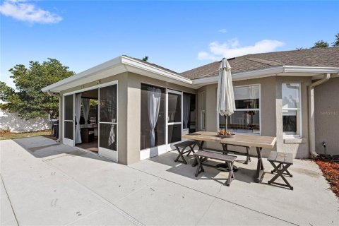 House in Winter Haven, Florida 4 bedrooms, 218.97 sq.m. № 2155816 - photo 11