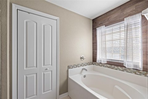House in Winter Haven, Florida 4 bedrooms, 218.97 sq.m. № 2155816 - photo 30