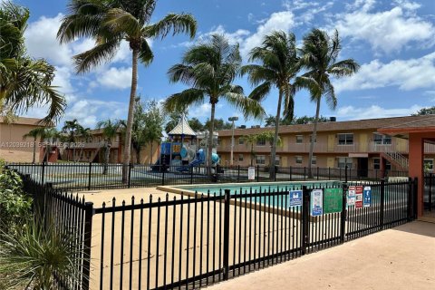 Condominio en alquiler en Oakland Park, Florida, 1 dormitorio, 37.81 m2 № 2182693 - foto 12