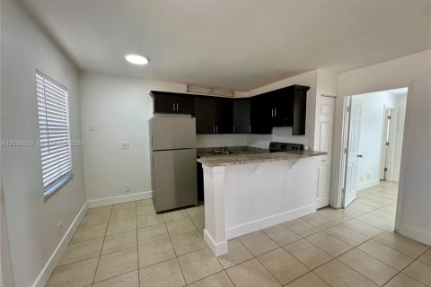 Condominio en alquiler en Oakland Park, Florida, 1 dormitorio, 37.81 m2 № 2182693 - foto 2