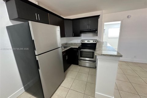 Condominio en Oakland Park, Florida, 1 dormitorio  № 2182693