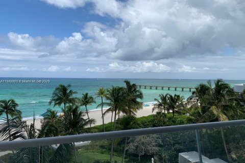 Condo in Sunny Isles Beach, Florida, 2 bedrooms  № 2016641 - photo 14