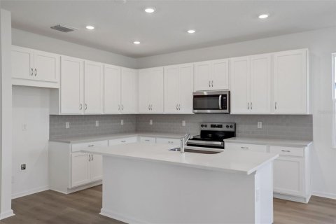House in Winter Haven, Florida 4 bedrooms, 196.02 sq.m. № 1907144 - photo 2