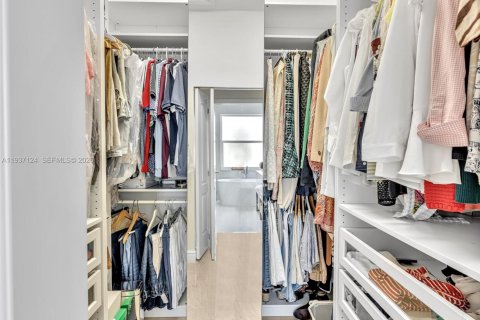 House in Pembroke Pines, Florida 3 bedrooms, 146.97 sq.m. № 1995039 - photo 8