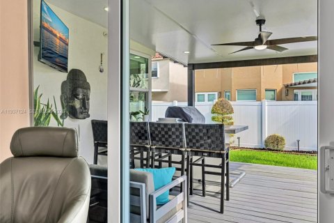 House in Pembroke Pines, Florida 3 bedrooms, 146.97 sq.m. № 1995039 - photo 18