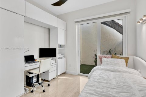 House in Pembroke Pines, Florida 3 bedrooms, 146.97 sq.m. № 1995039 - photo 11