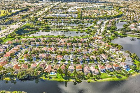 House in Pembroke Pines, Florida 3 bedrooms, 146.97 sq.m. № 1995039 - photo 26