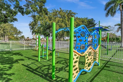 House in Pembroke Pines, Florida 3 bedrooms, 146.97 sq.m. № 1995039 - photo 30