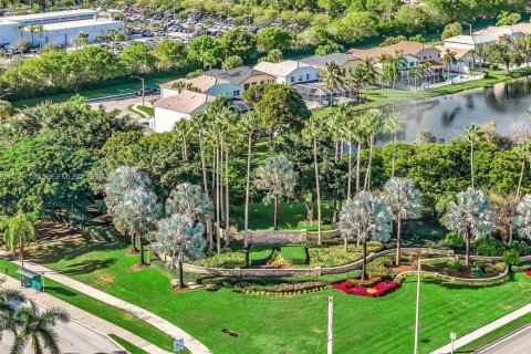 House in Pembroke Pines, Florida 3 bedrooms, 146.97 sq.m. № 1995039 - photo 29