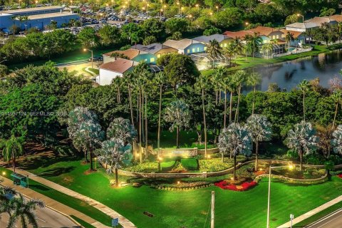 House in Pembroke Pines, Florida 3 bedrooms, 146.97 sq.m. № 1995039 - photo 27