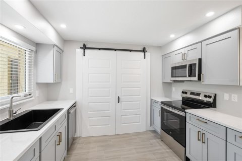 Condo in Sarasota, Florida, 2 bedrooms № 2166188 - photo 4