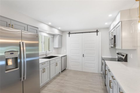 Condo in Sarasota, Florida, 2 bedrooms № 2166188 - photo 3
